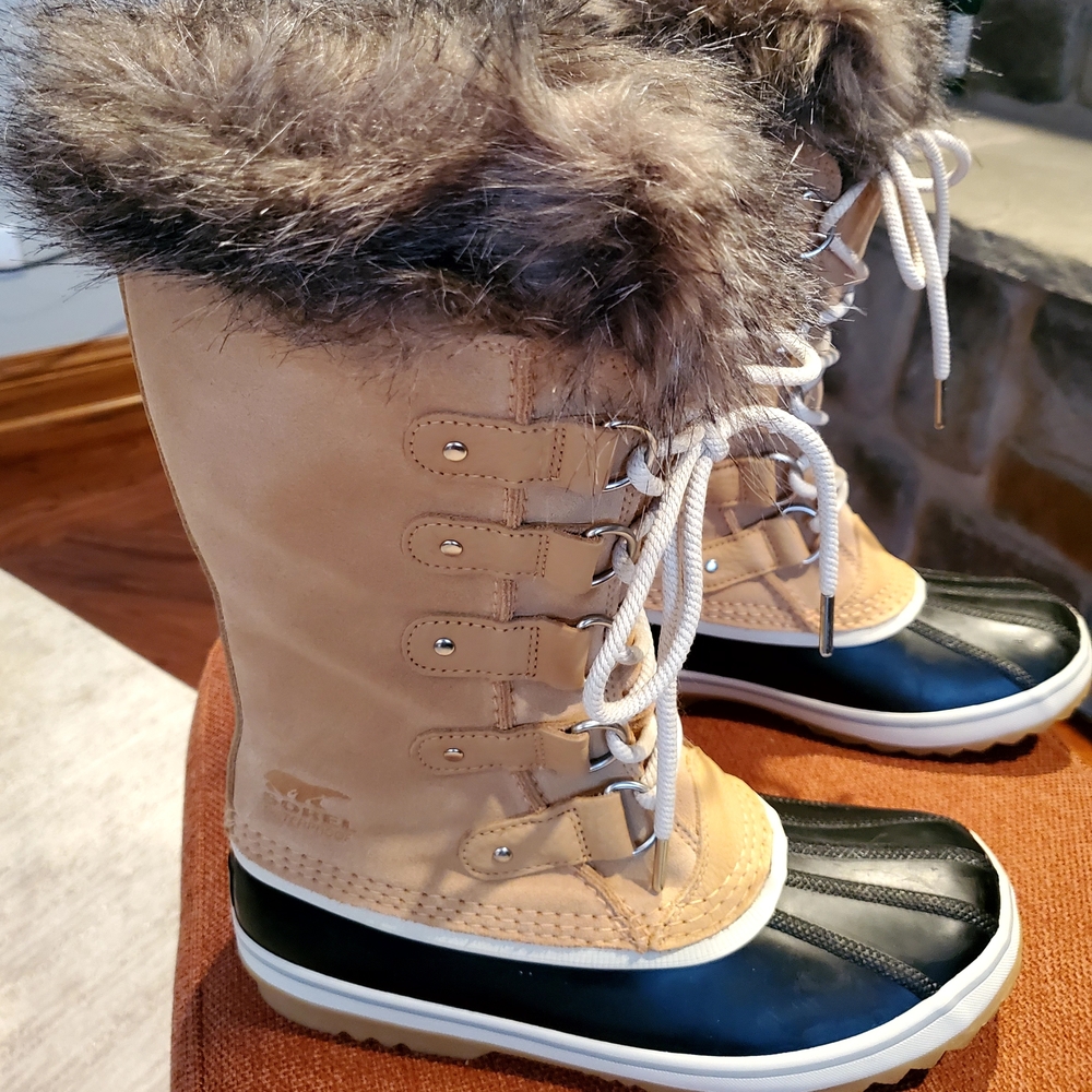 NWOT Sorel Tan and Black Fur-Trimmed Winter Boots. - Picture 2 of 8